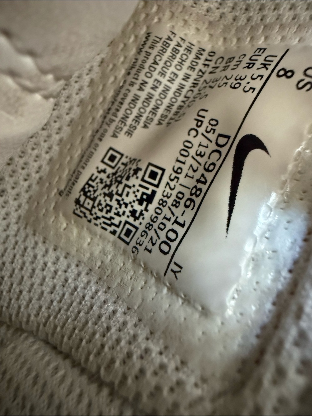 Nike Women’s White Sneakers with Pink Swoosh - Picture 5 of 6